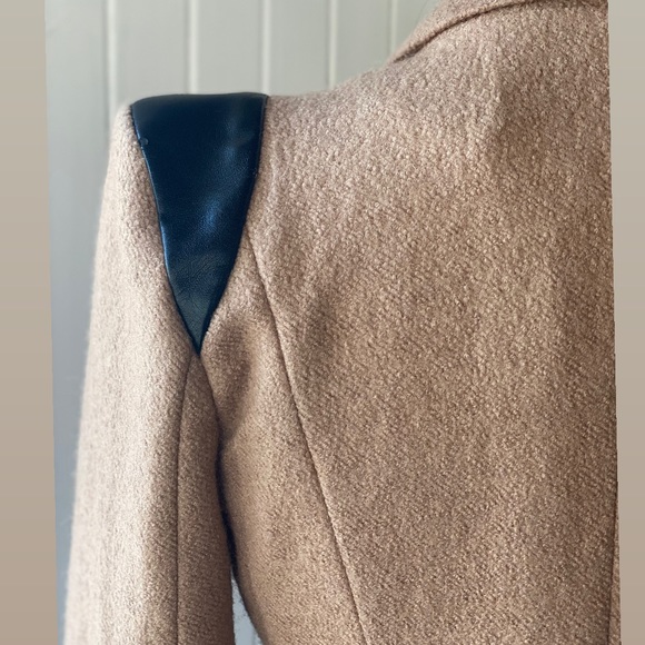 Blazer with faux leather pointed shoulders - Picture 5 of 6